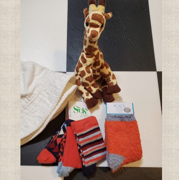 🚩 SALE 4 pair Socks NWT Toddler Non-Skid - Picture 1 of 4